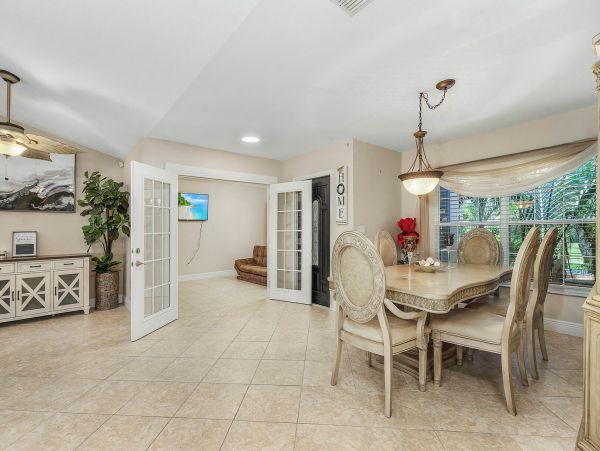 Cape Coral 5 Bedroom Home Sleeps 10 Guests