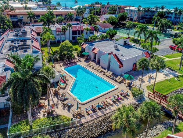 Bradenton Beach Vacation Condo Walk to Beach Two Bedroom
