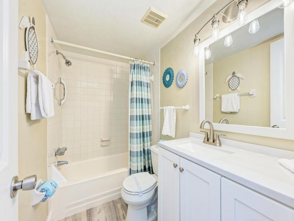 Bradenton Beach Vacation Condo Walk to Beach Two Bedroom