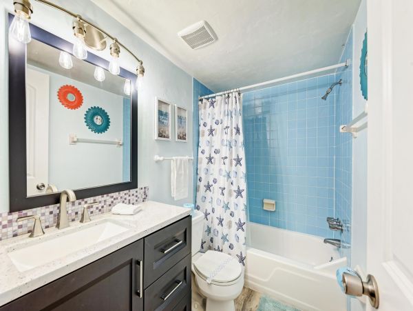 Bradenton Beach Vacation Condo Walk to Beach Two Bedroom