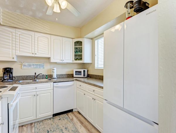 Bradenton Beach Vacation Condo Walk to Beach Two Bedroom
