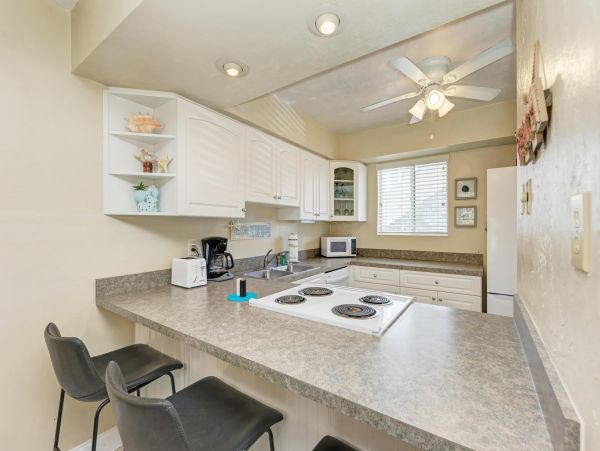Bradenton Beach Vacation Condo Walk to Beach Two Bedroom