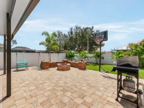Coastal Vacation Retreat with Great Outdoor Entertainment Space
