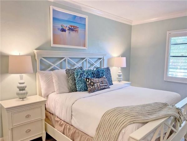 One bedroom second level condo