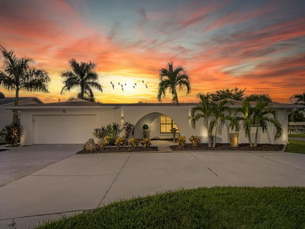Four bedroom luxury home in Cape Coral