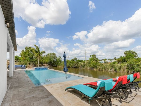 Five Bedrooms Villa With Kayaks and Pool table