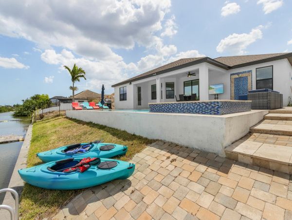 Five Bedrooms Villa With Kayaks and Pool table
