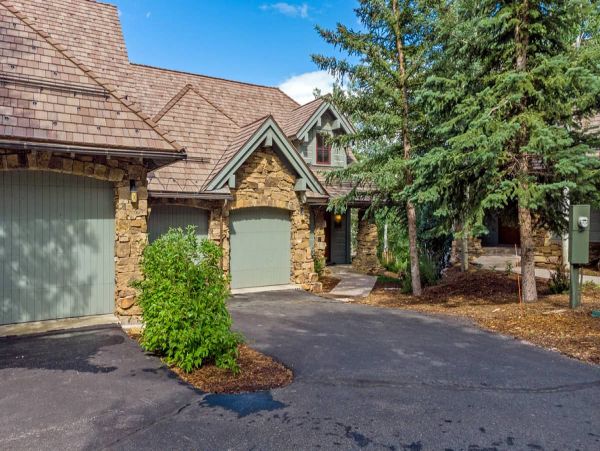 On Demand Ski Shuttle to Lifts Luxury Townhome