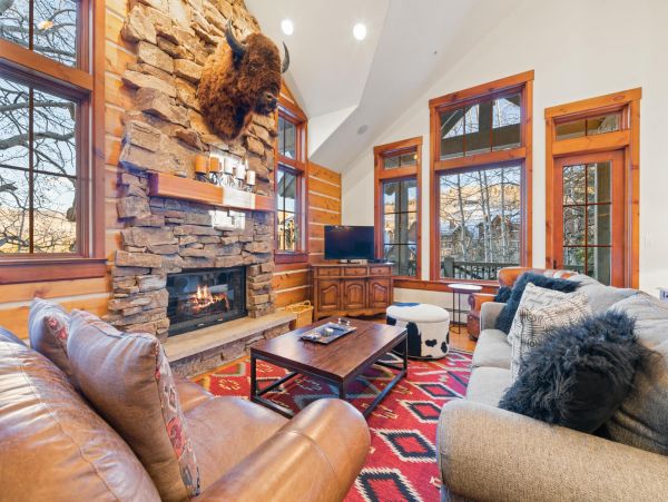 On Demand Ski Shuttle to Lifts Luxury Townhome