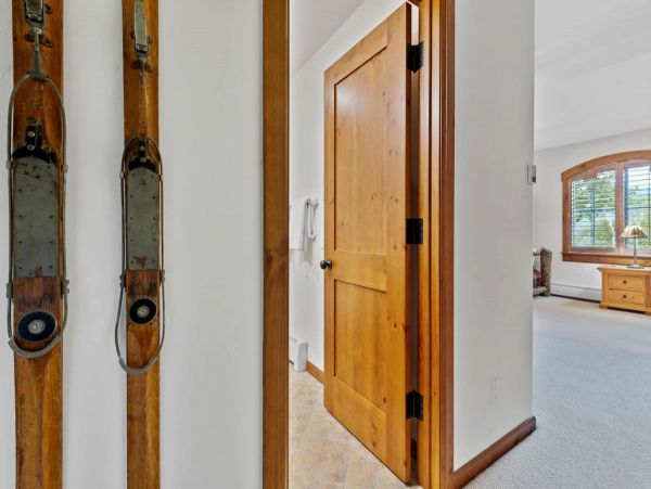 On Demand Ski Shuttle to Lifts Luxury Townhome