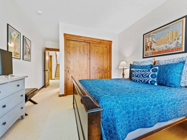 On Demand Ski Shuttle to Lifts Luxury Townhome