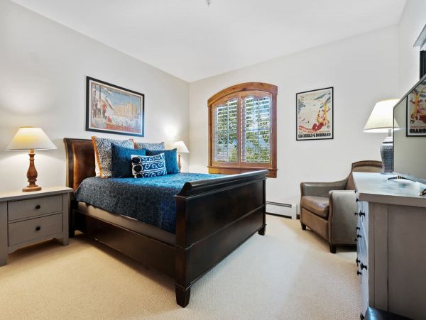 On Demand Ski Shuttle to Lifts Luxury Townhome