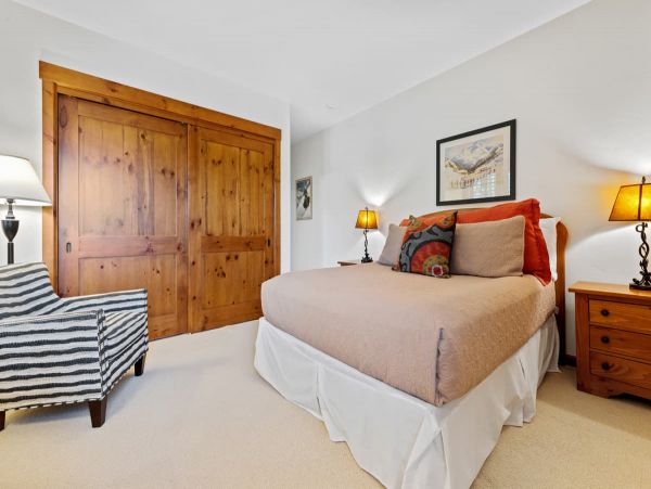 On Demand Ski Shuttle to Lifts Luxury Townhome