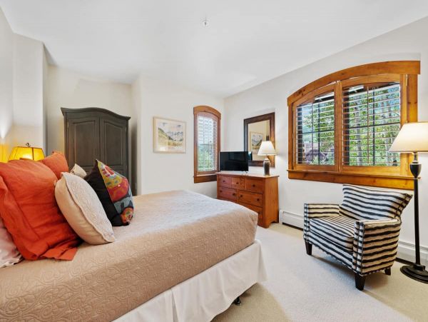 On Demand Ski Shuttle to Lifts Luxury Townhome