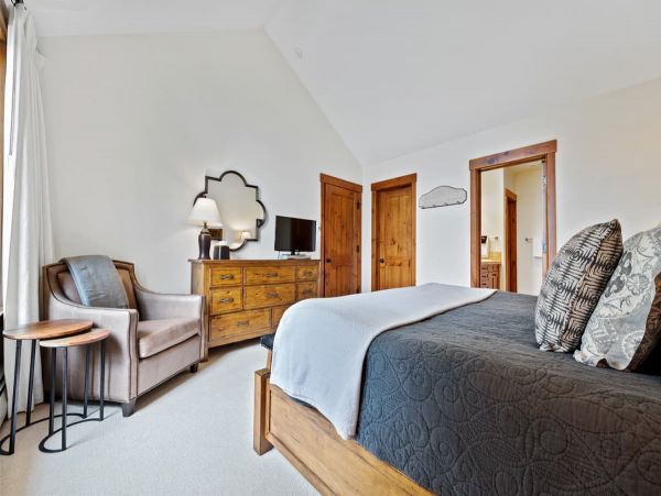 On Demand Ski Shuttle to Lifts Luxury Townhome