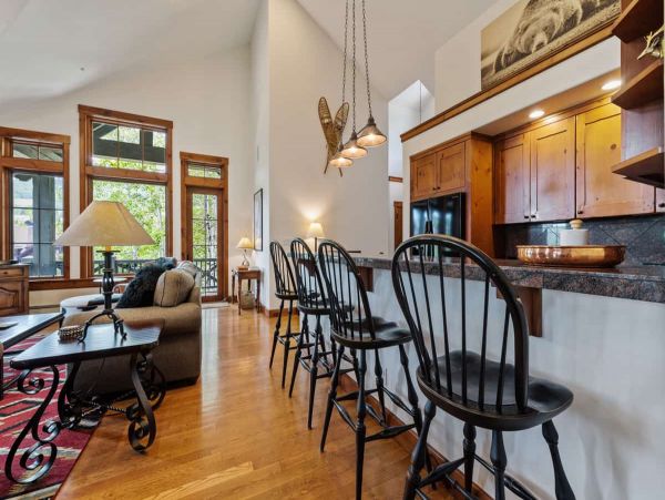On Demand Ski Shuttle to Lifts Luxury Townhome