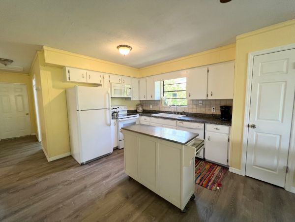 Charming 2 Bedroom Home Close to Beach