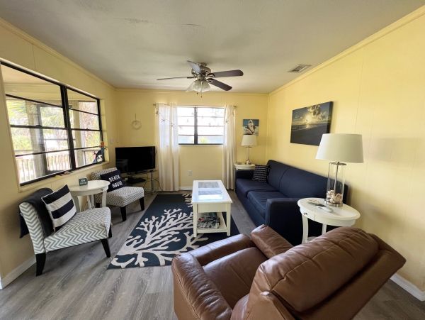 Charming 2 Bedroom Home Close to Beach