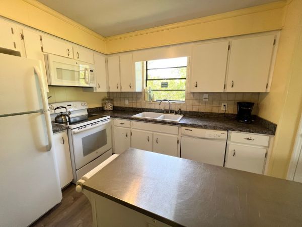 Charming 2 Bedroom Home Close to Beach