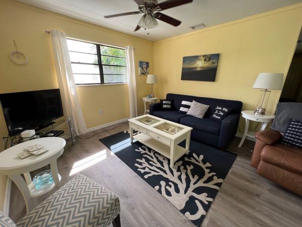 Charming 2 Bedroom Home Close to Beach