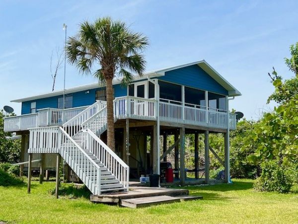 Charming 2 Bedroom Home Close to Beach
