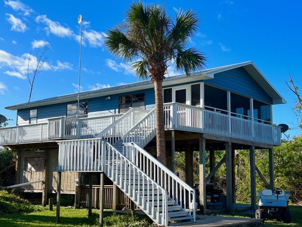 Charming 2 Bedroom Home Close to Beach
