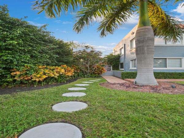 Palm Beach Condo 1011046