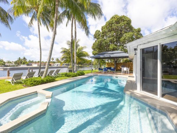 Pompano Canal Front Hideaway with Pool & Great Outdoor Area
