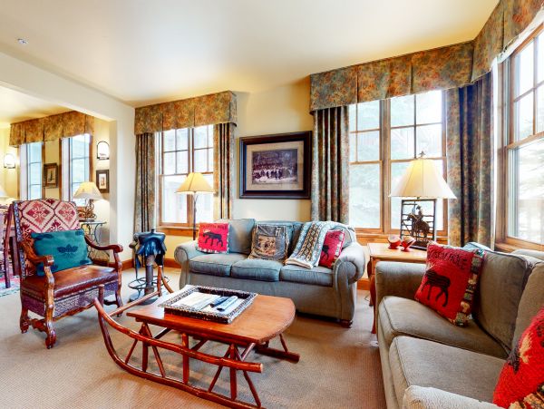 Charming Mountain Retreat with Stunning Views and Prime Location