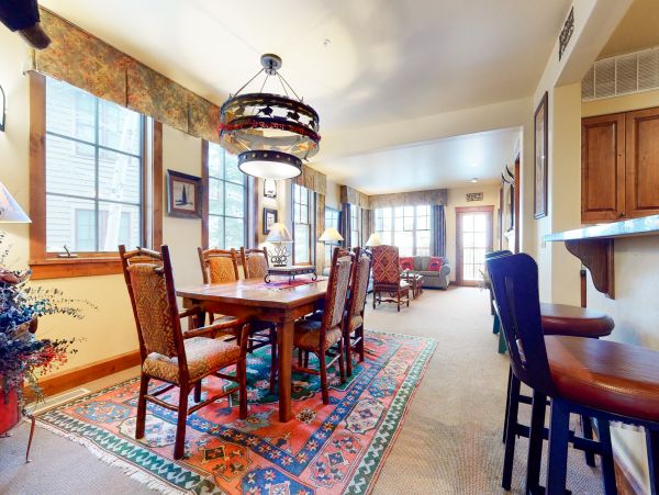 Charming Mountain Retreat with Stunning Views and Prime Location