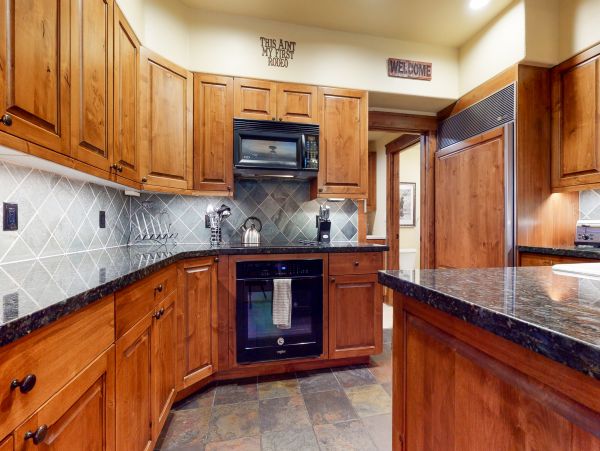 Charming Mountain Retreat with Stunning Views and Prime Location