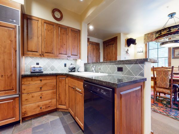 Charming Mountain Retreat with Stunning Views and Prime Location
