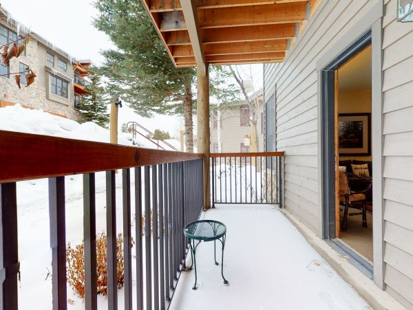 Charming Mountain Retreat with Stunning Views and Prime Location