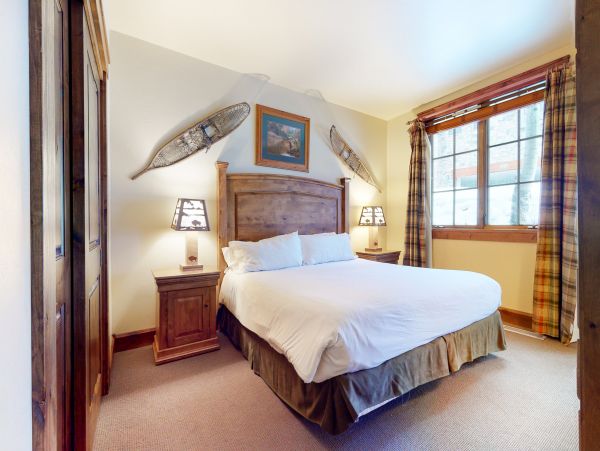 Charming Mountain Retreat with Stunning Views and Prime Location