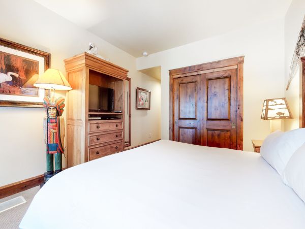 Charming Mountain Retreat with Stunning Views and Prime Location
