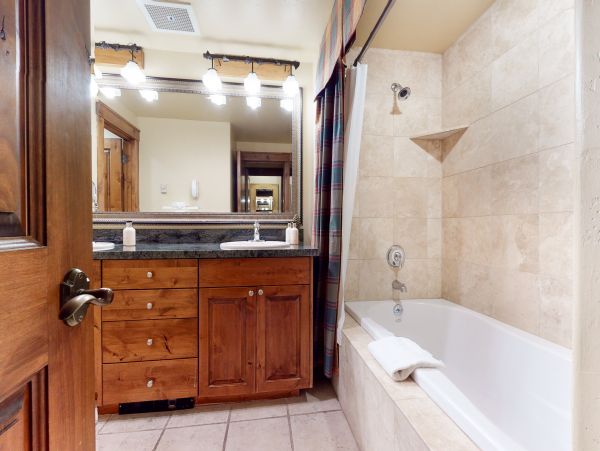 Charming Mountain Retreat with Stunning Views and Prime Location