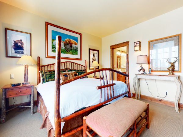 Charming Mountain Retreat with Stunning Views and Prime Location
