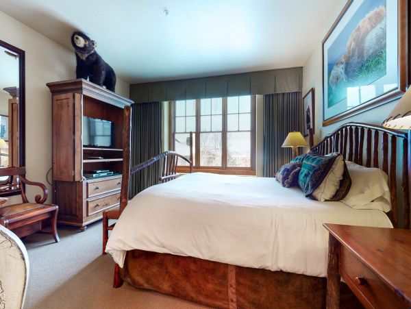 Charming Mountain Retreat with Stunning Views and Prime Location