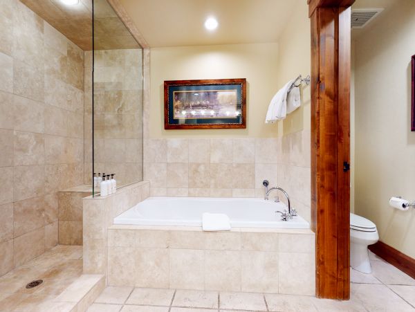 Charming Mountain Retreat with Stunning Views and Prime Location
