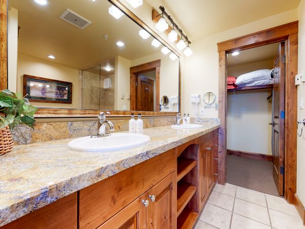 Charming Mountain Retreat with Stunning Views and Prime Location