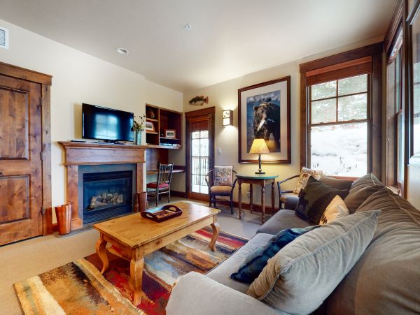 Charming Mountain Retreat with Stunning Views and Prime Location