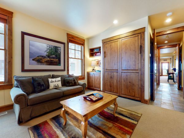 Charming Mountain Retreat with Stunning Views and Prime Location