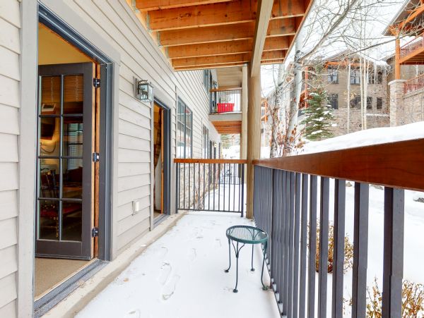 Charming Mountain Retreat with Stunning Views and Prime Location