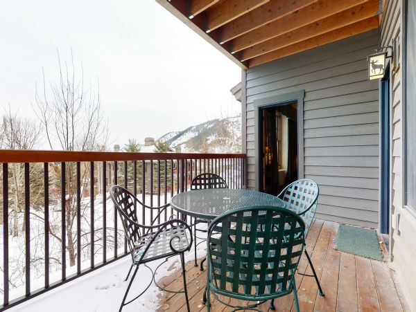 Charming Mountain Retreat with Stunning Views and Prime Location
