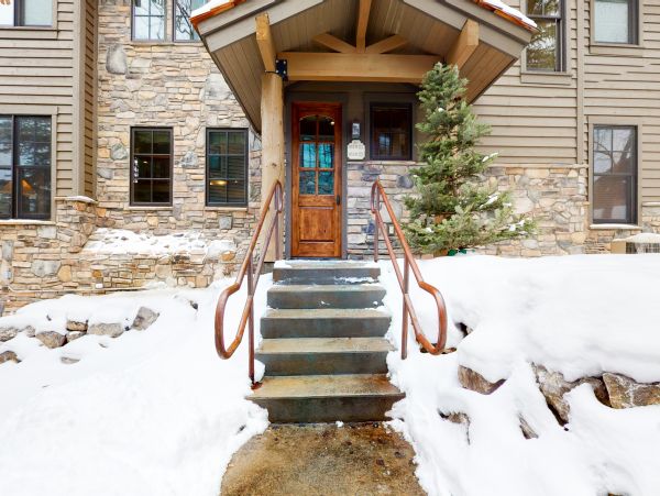 Charming Mountain Retreat with Stunning Views and Prime Location