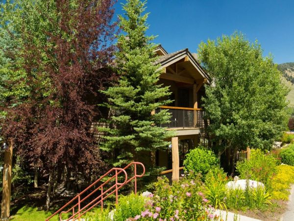 Charming Mountain Retreat with Stunning Views and Prime Location