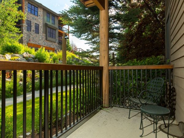 Charming Mountain Retreat with Stunning Views and Prime Location