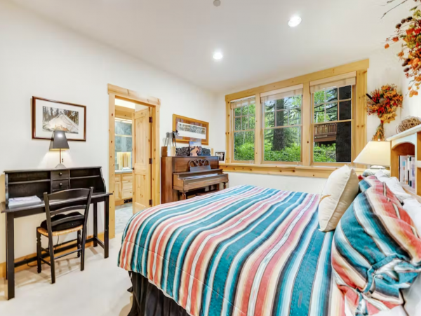 Ski in Ski out, 4 blocks from Teton Village