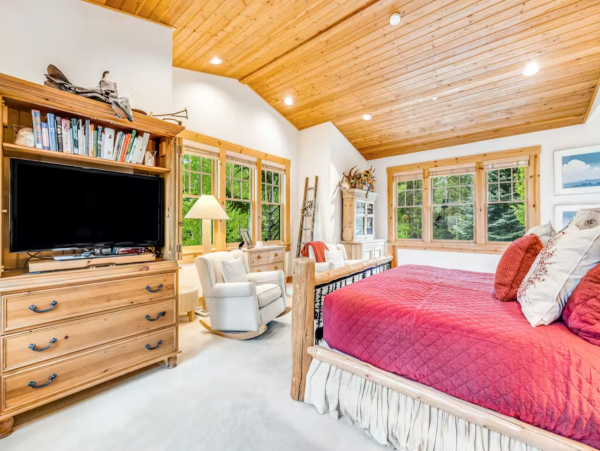 Ski in Ski out, 4 blocks from Teton Village