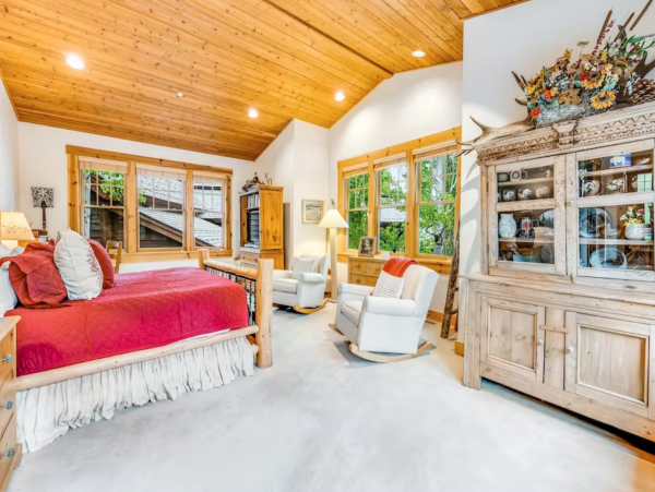 Ski in Ski out, 4 blocks from Teton Village